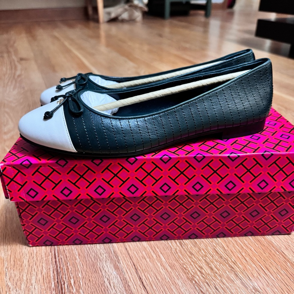 Tory Burch Quilted Cap Toe Ballet Flats Green & Ivory Size 9 NWT - Picture 3 of 11